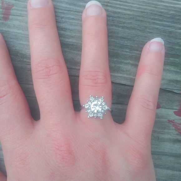 Beautiful winter snowflake ring size 7 - Picture 1 of 4
